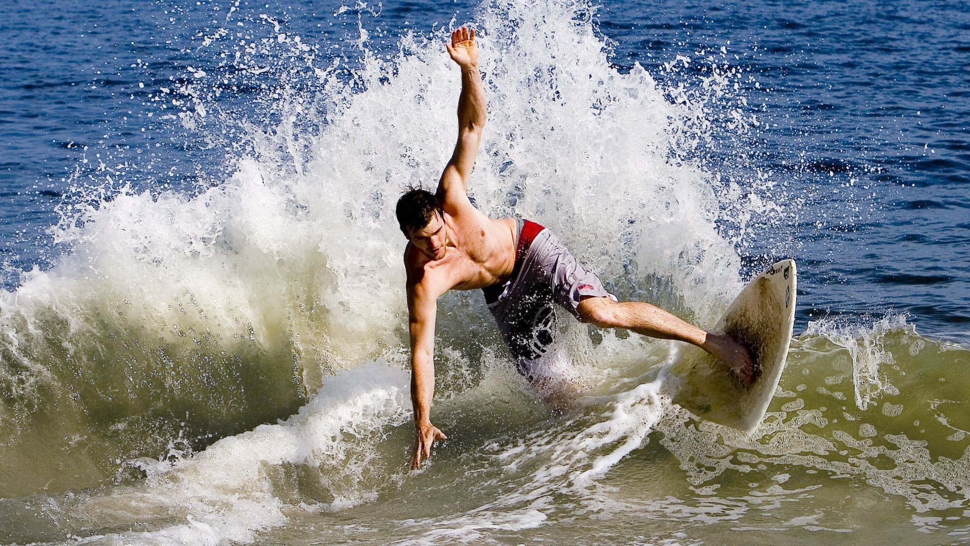 乔·波尔曼的突破性进攻和精准传球，帮助袋鼠队屡屡打破防线，乔丁·波尔特