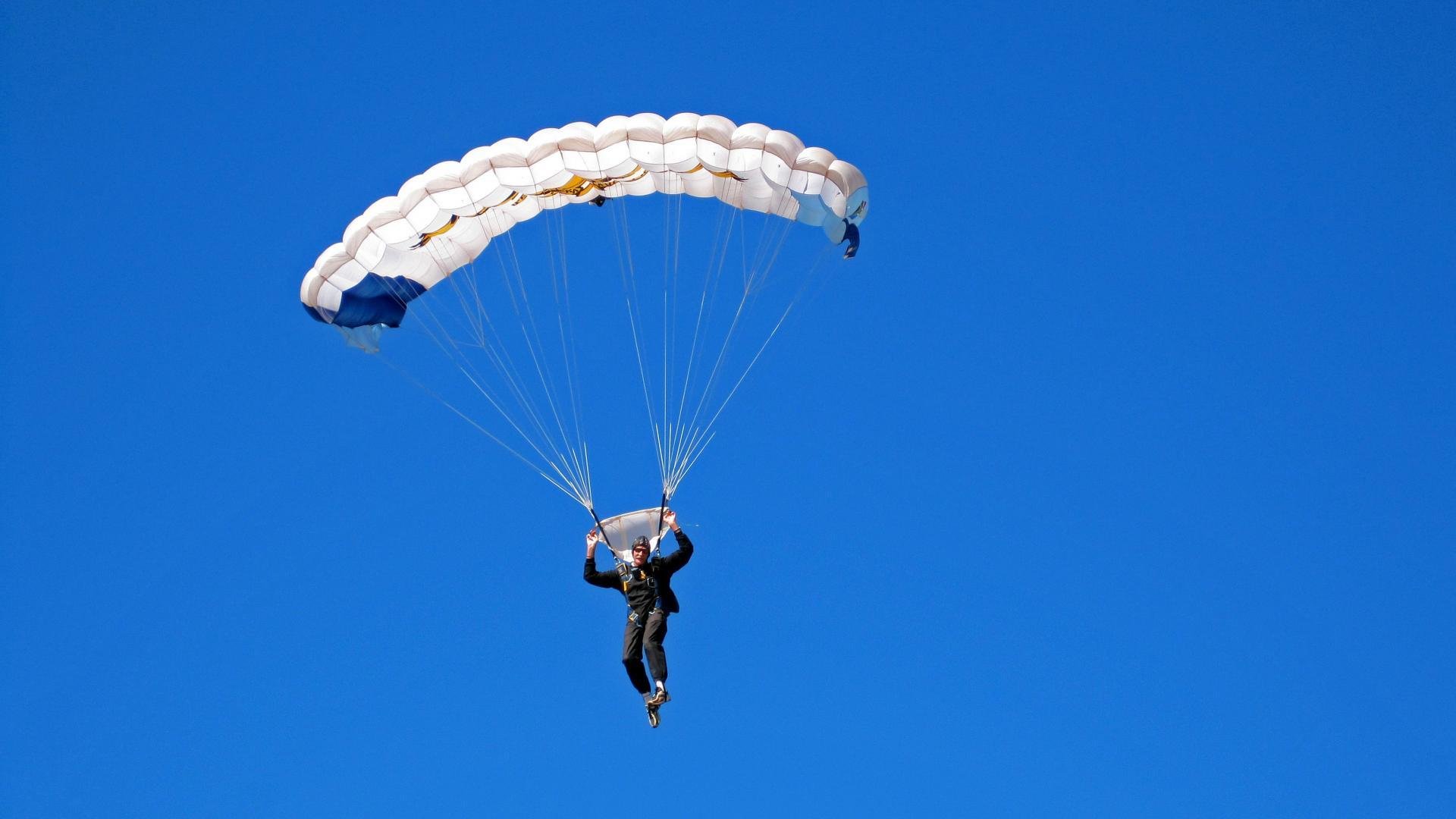 瑞士球员用滑雪动作过人，解说员笑出声，瑞士滑雪的基本概况